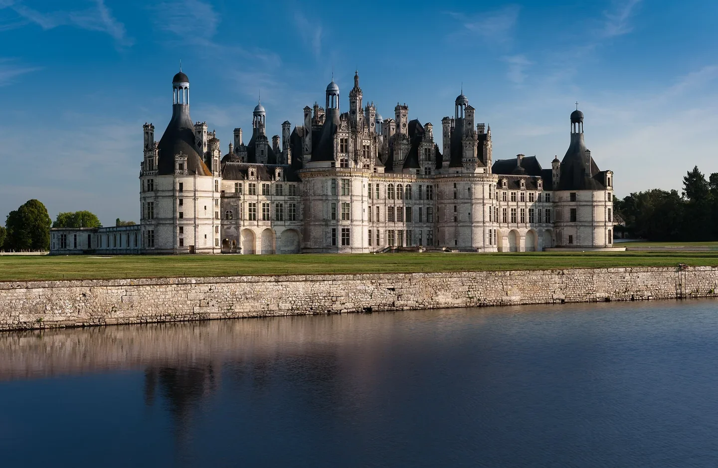 Château de Chambord et son reflet dans l’eau