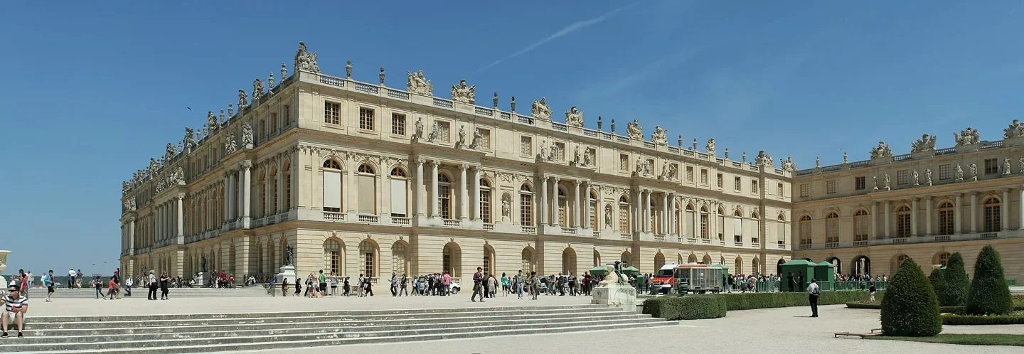 Façade du château de Versailles depuis le parterre du Midi