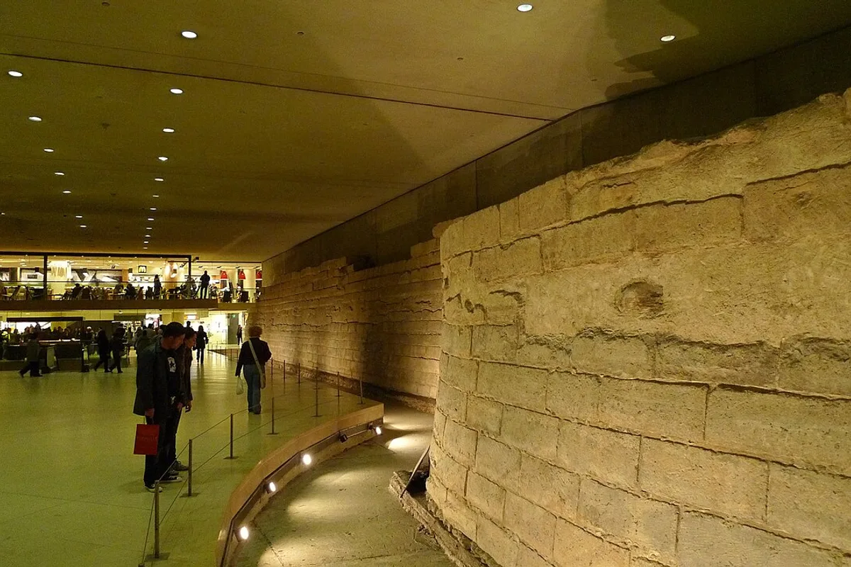 Entrée et escaliers du Louvre à Paris