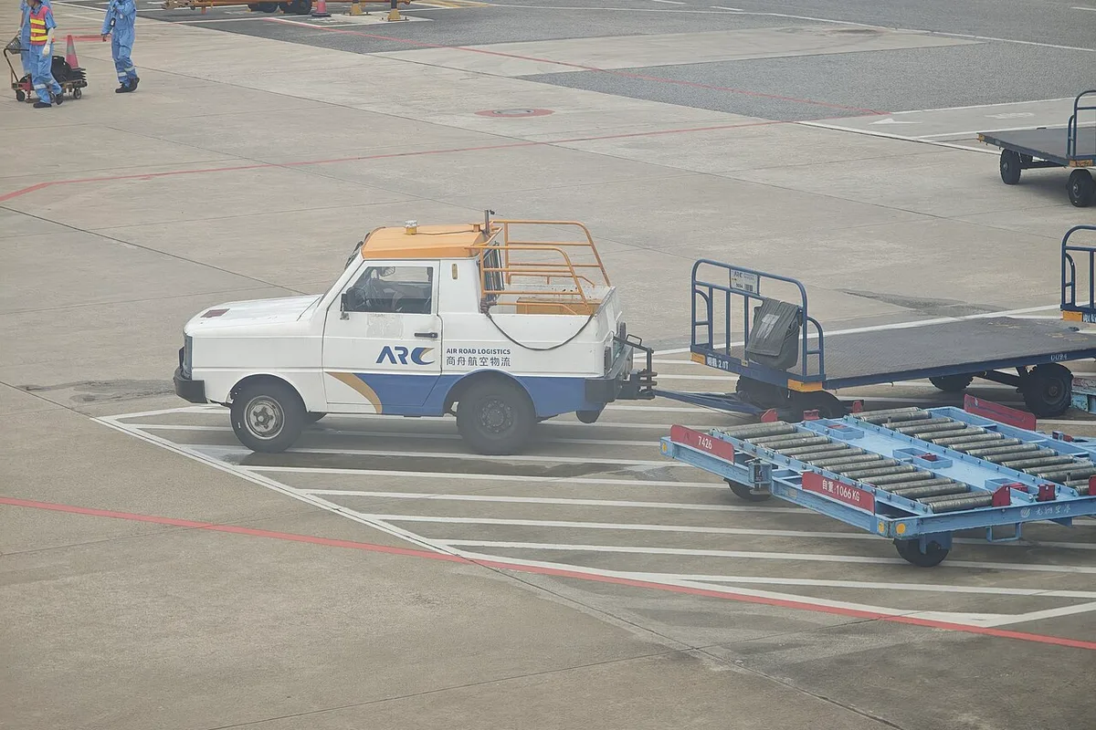 Chariot à bagages dans un aéroport, photographie d’illustration