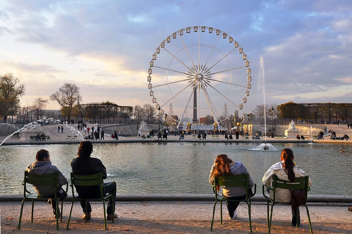 Bassin et grande roue près du jardin des Tuileries