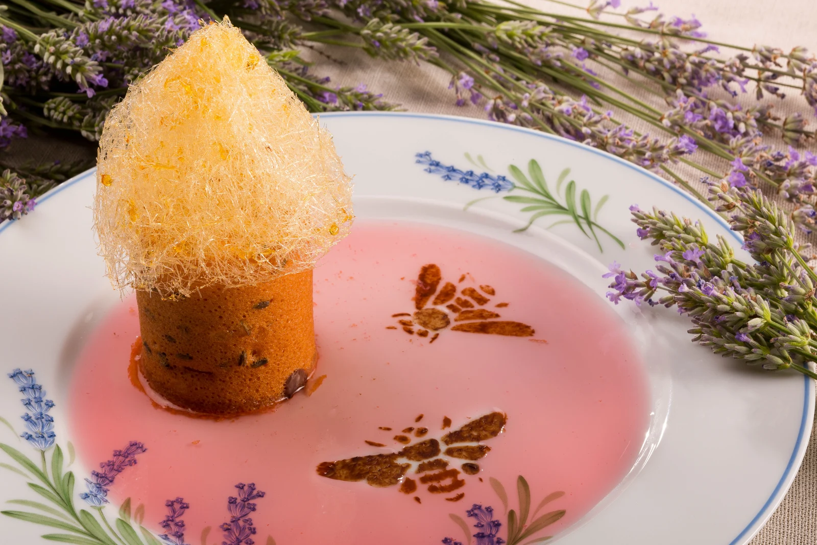 Dessert au miel de lavande et décor de sucre, présentation gastronomique — illustration
