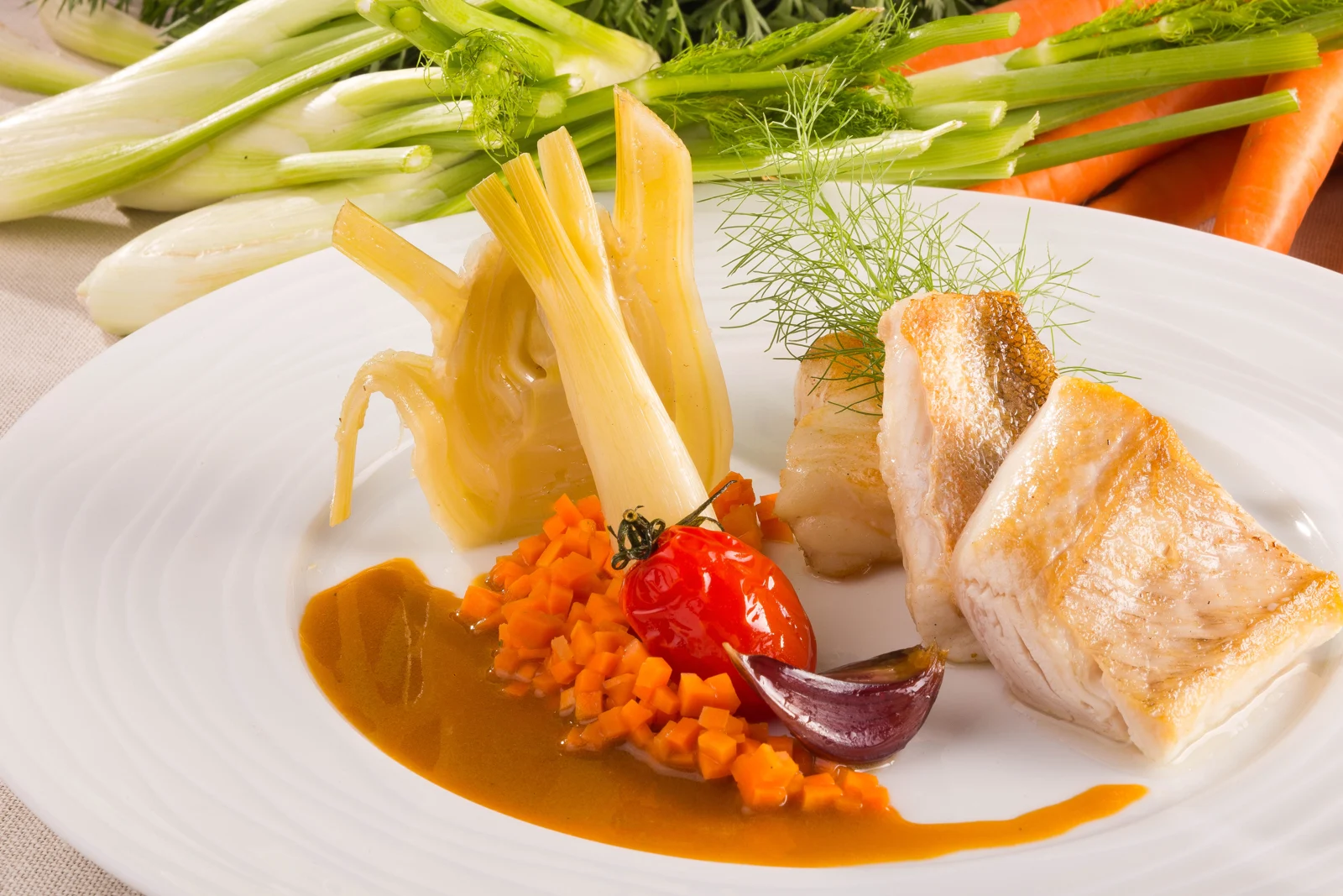 Baudroie et légumes, dressage gastronomique — photographie d’illustration