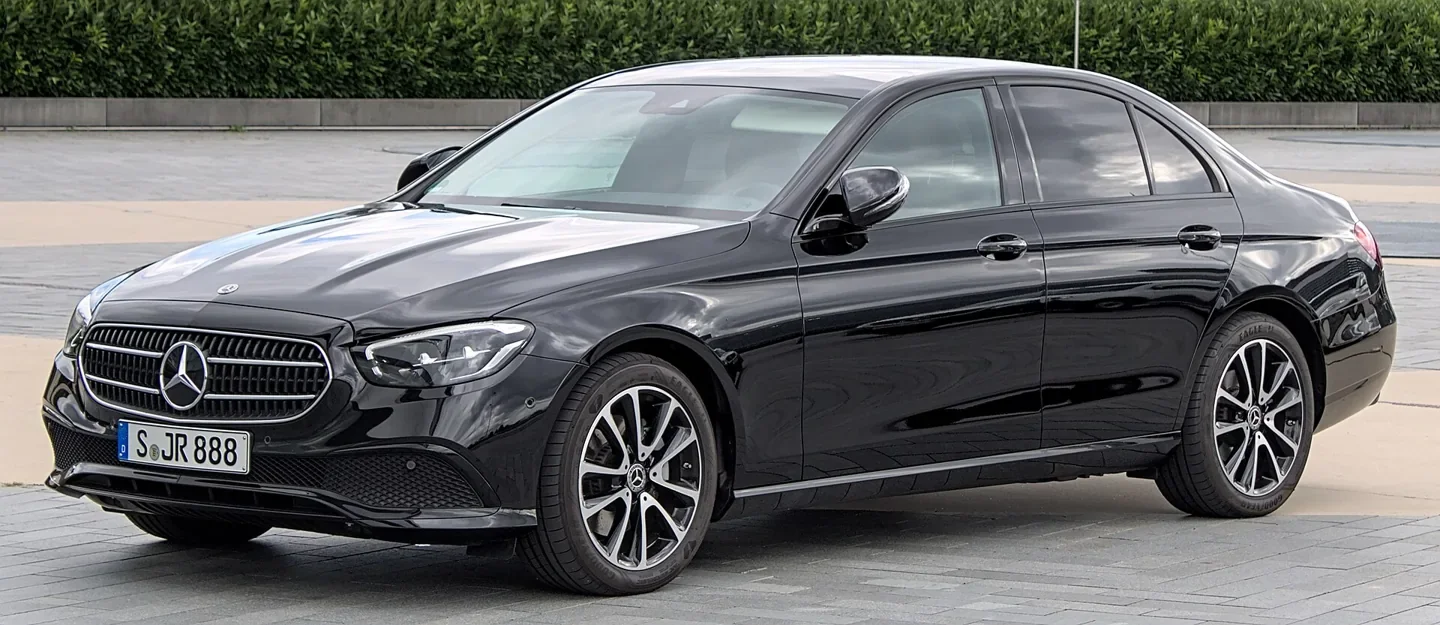Berline Mercedes-Benz Classe E photographiée sur une aire pavée